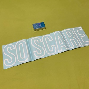 バナー　SO SCARE 抜きステッカー　白　フチ　USDM　ソー スケア　とても怖い