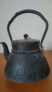 煎茶道具　中国　南部鉄器　茶壺　急須　鉄製　菊柄　南部鉄器 ミニ鉄瓶 南部鉄瓶 茶器 金属工芸品　アンティーク