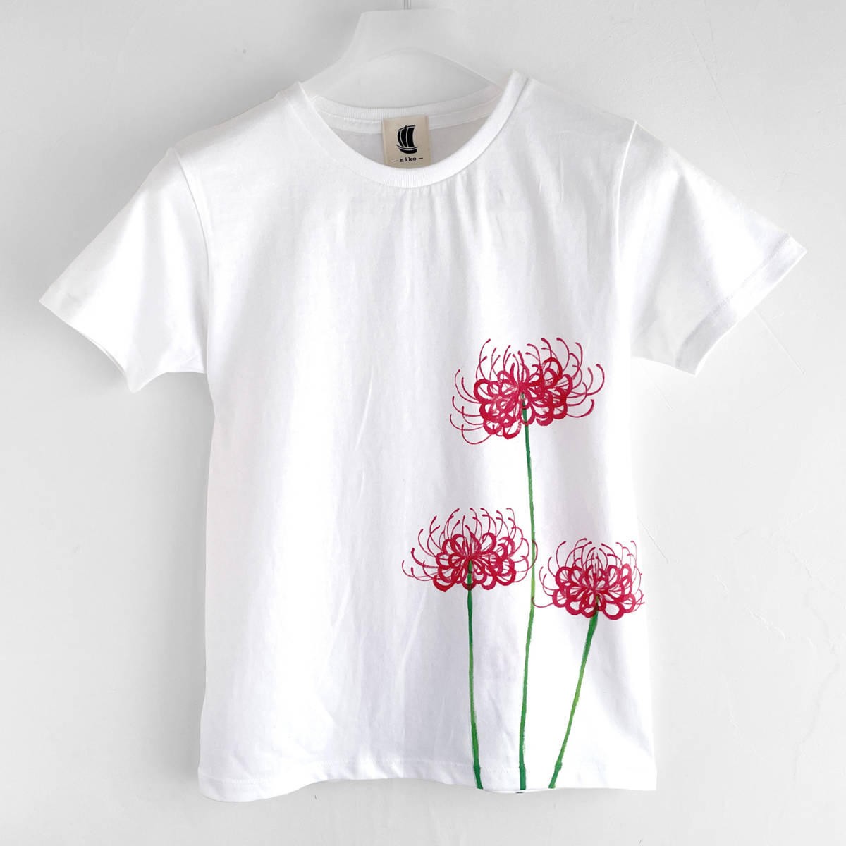 Women's T-shirt, M size, white, red spider lily pattern T-shirt, handmade, hand-painted T-shirt, Japanese pattern, floral pattern, autumn/winter, M size, round neck, patterned