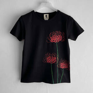 Art hand Auction Camiseta de mujer, talla m, camiseta con estampado de lirio araña rojo negro, hecho a mano, camiseta pintada a mano, patrón japonés, patrón floral, otoño invierno, talla m, cuello redondo, estampado