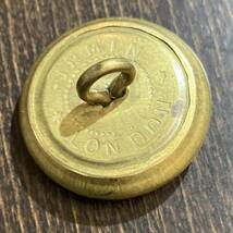 105985 英国　FIRMIN LONDON guriffin　ボタン 1個　釦　真鍮製紋章 ボタン　制服　ミリタリー　アーミー　軍　軍用ボタン_画像2