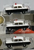 トミーテック カーコレクション　緊急車セット1　ニッサンセドリック　ダットサンブルーバード　トヨペットコロナ　3台セット_画像2
