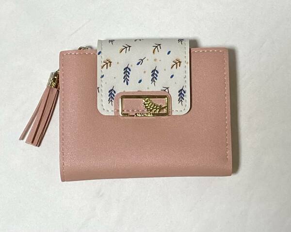 【新品】タッセルつき二つ折り財布　葉っぱパターン　コンパクト　ベビーピンク