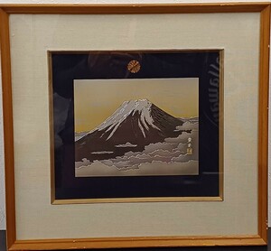 c★089w 彫金工芸 富士山 絵画 額装 彫金名工 東秀作 十六菊花紋 額装 サイズ41cm 工芸品 前面硝子 木枠