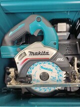 c★047r Makita マキタ 未使用 充電式マルノコ　HS474DRGX 125mm ボディーカラー青 18V充電器 バッテリー 2個/替刃 A-50500 付き 保管品_画像3