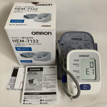 OMRON オムロン 上腕式血圧計 HEM-7122 中古 動作確認済 自動電子血圧計 30回メモリ 健康器具 電池式_画像2