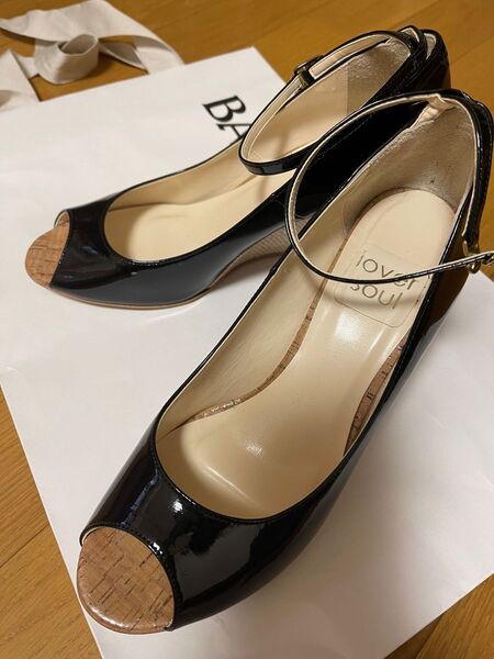 超美品!オープントゥ黒エナメル素材 ストラップヒール