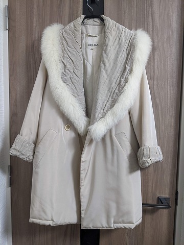【送料無料】022　DELBA イタリア製　ビッグカラー　大きな襟　ホワイトフォックス　クリーム　毛皮　リアルファー　中綿コート