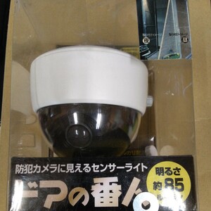 送料無料 訳あり【防犯カメラに見える、明るさ約85ルーメンのセンサーライト】 ドアの番人 DLB-400 １個 防犯 カメラ ライト センサー 