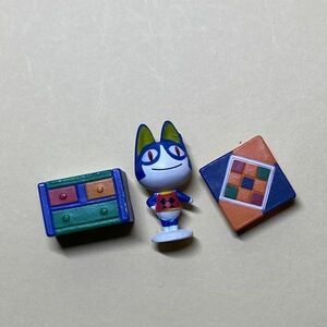 【どうぶつの森】 フィギュア3点　みしらぬネコ&家具カラフルなチェスト、テーブル（タカラ　森をつくろう！）