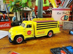 コカ・コーラ 1955年式ダイヤモンドTボトルデリバリートラック　ダイキャストミニカー 1/50スケール（イエロー） ■ アメリカン雑貨