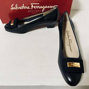 【新古品】SalvatoreFerragamo サルヴァトーレフェラガモ フェラガモ リボンパンプス　スクエアプレート　5C 22.5cm ネイビー　※CS