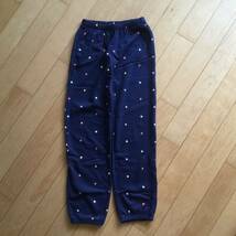 【新品】GAP KID ギャップキッズ　スエットパンツ　花柄　紺色　160センチ_画像1