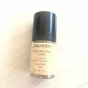 資生堂 シンクロスキン グロー ルミナイジング フリュイド ファンデーション オークル20 リキッドファンデ 10ml