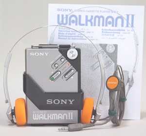 整備済み/完全動作★美品！良い音質のWM-2 です。貴重なSONY純正ヘッドホン(MDR-4L1S)・純正ホルダー付き。昭和レトロ ウォークマン