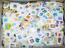 日本切手 記念切手 使用済み紙付 84円もの中心 正味12ｋｇ ボックス_画像3
