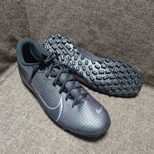 Новые неиспользованные футбольные кроссовки Nike NIKE Nike Vapor 13 Academy 26см