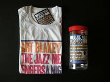 ユニクロ/UT BLUENOTE コラボTシャツ「ART BLAKEY&THE JAZZ MESSENGERS/A NIGHT IN TUNISIA」(UT特製ボトル入/Mサイズ/タグ付/未使用新品）_画像5