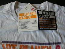 ユニクロ/UT BLUENOTE コラボTシャツ「ART BLAKEY&THE JAZZ MESSENGERS/A NIGHT IN TUNISIA」(UT特製ボトル入/Mサイズ/タグ付/未使用新品）_画像3