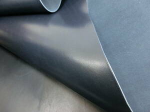 S39　ほぼヌメ革タンニン鞣し　形状良好　芯白タイプ　濃紺　ダークネイビー　張り有り　1,4~1,6ミリ　最長部約77×59㎝