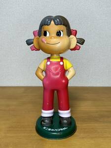 不二家 FUJIYA ペコちゃん ソフビ フィギュア コレクション レトロ キャラクター玩具 約32.5cm(台含む) 土台ブリキ