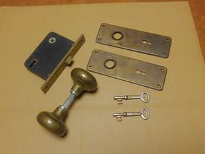 真鍮製　ドアノブ　鍵付き （2本）ノブ直径約54ｍｍ　昭和レトロ　アンティーク　雑貨