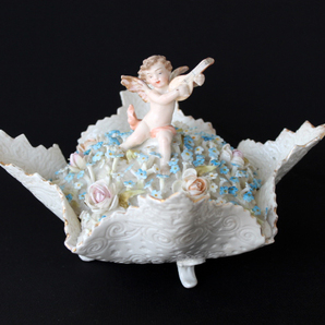 SALE !! ■ お花畑のエンジェル/天使、アンティークのトリンケット/バラと勿忘草 ■