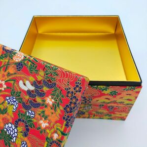 千代紙でしつらえた重箱　菓子箱　装飾箱　赤