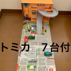 【トミカ7台付】トミカワールド　パノラマケース　スポーツカー　はたらく車　コマツ　カーズ　マックウィーン　収納　一体型　ミニカー