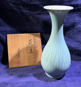 . higashi .. work celadon flower go in also box .