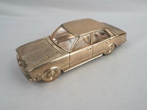5T230613 CORONA コロナ 1800GL 1973 金属製 金色 車型 灰皿 アッシュトレイ 置物 アンティーク コレクション 全長21cm 重量984g