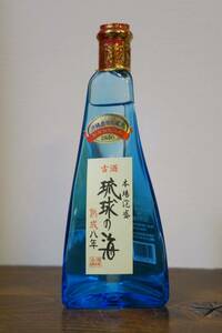 沖縄特産 琉球 本場泡盛 熟成8年古酒「琉球の海」31年古酒以上 琉球ガラスボトル入り 終売品！ 新里酒造 沖縄市古謝