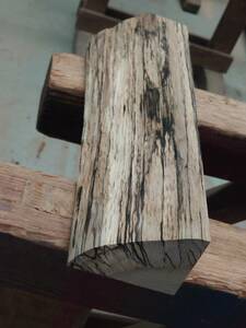 スポルテッドオーク　No.1223-A　無垢　乾燥材　板（長さ330㎜ｘ幅80～100㎜ｘ厚み65㎜）1本　木材　DIY　棚板　小物作りに