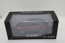 (4)2NF★1/30 トヨタ　C-HR 非売品　ミニカー　カラーサンプル　２NF　ブラックｘセンシュアルレッドマイカ　 未使用_画像2