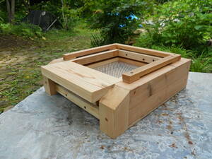 日本ミツバチ巣箱台(脚無し置くタイプ)　スムシ対策金網、底板2段引出し付(お持ちの重箱巣箱のサイズに合わせる事も可能)