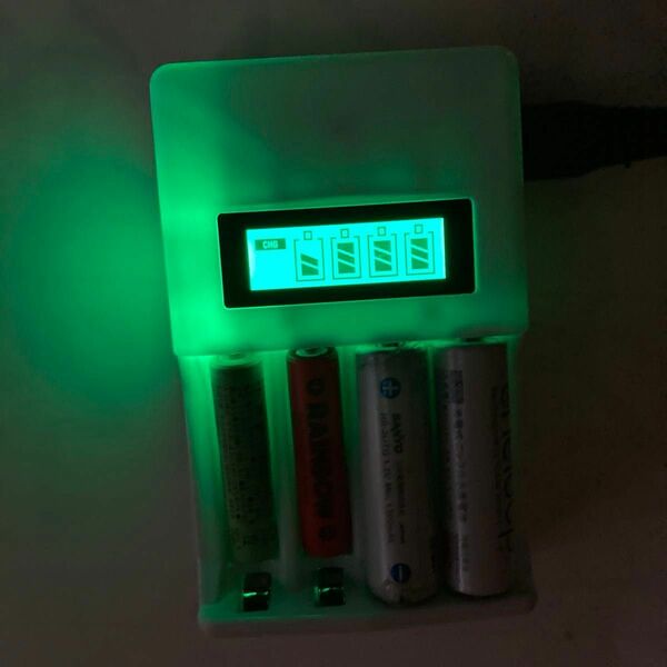充電器　ニッケル水素電池　単3・単4用　４本個別同時充電　液晶モニター付き　バルク新品