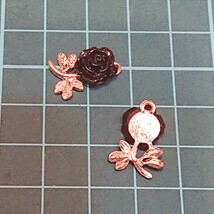 《D004》金属 チャーム フラワー 約17×12ミリ ゴールド 薔薇 お花 アンティーク ブラック 4個_画像2
