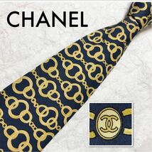 ■美品■CHANEL シャネル　ネクタイ　ココマーク　金具　チェーン　鎖　総柄　シルク100% イタリア製　ネイビー×ゴールド_画像1