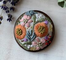 ★ハンドメイド・リネン ・花の刺繍・まあるいポーチと木枠のブローチ_画像2