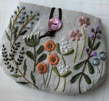 ★ハンドメイド・リネン ・花の刺繍・まあるいポーチと木枠のブローチ_画像3