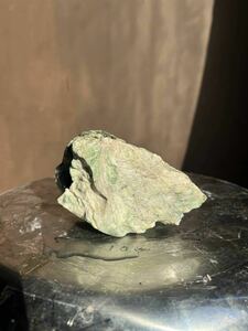 激レア　北海道　日高翡翠　クロム透輝石　超希少　国産鉱物　612g　先週に引き続き、珍しく白ベースの原石！白地ならではの緑の模様！