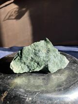激レア　北海道　日高翡翠　クロム透輝石　超希少　国産鉱物　1.2kg　高品質！濃い緑、鮮緑、淡い緑の美しく混ざり合った模様美！高透過！_画像5