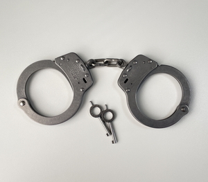 【本物の手錠】S&W（スミス&ウェッソン）M103-1 "Stainless steel" Handcuffs（新品・正規輸入品）