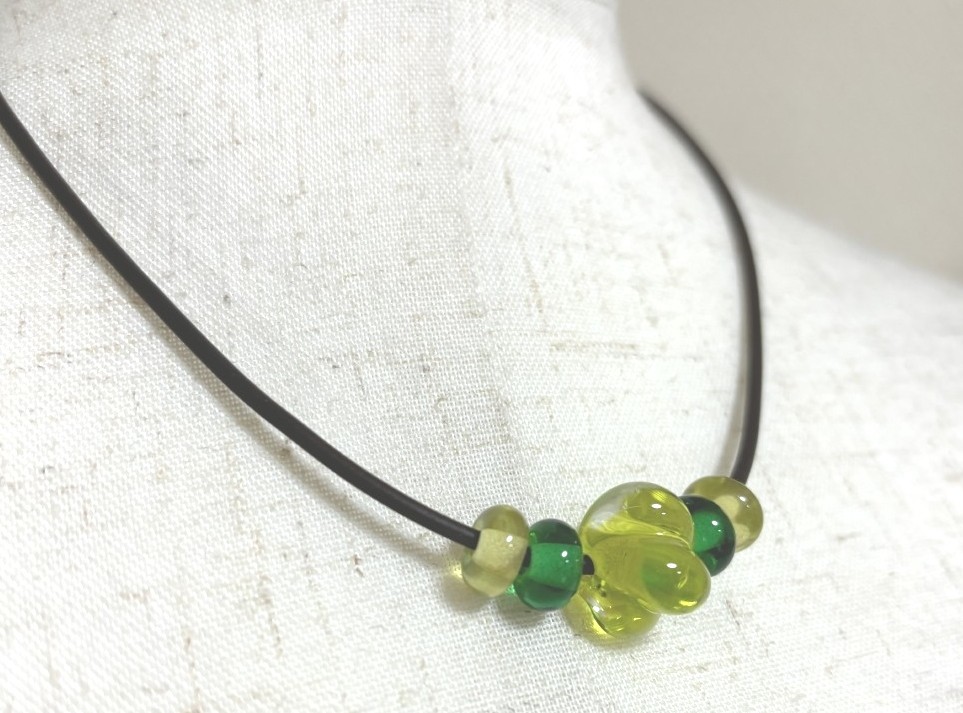Collier de cordon en cuir de perles de verre fait à la main vert, Accessoires pour femmes, collier, pendentif, perles, Verre