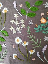 ハンドメイド＊手刺繍＊落ち着いた色調の草花＊通帳、カードケース＊リネン＊マグネット開閉_画像3