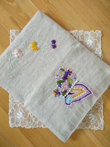 ハンドメイド＊手刺繍通帳カードケース＊鮮やかな蝶＊リネン＊ビーズ飾り