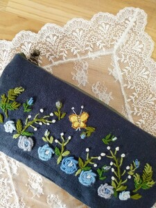 ハンドメイド＊手刺繍＊メガネサングラススリムスマホペンコスメなど小物ケースに＊ネイビー＊リネン＊薔薇－蝶