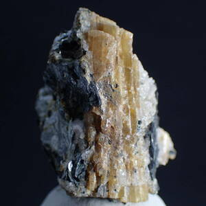 ドイツ アルテンベルク産 ピクナイト e 天然石 原石 鉱物 ステンゲルトパーズ 脈状トパーズ 黄玉 100スタ