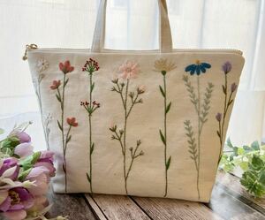 両面刺繍handmade野花の手刺繍 ファスナートートバッグ(内布グリーン系)ハンドメイド　コットンリネン　プレゼント　花柄刺しゅう