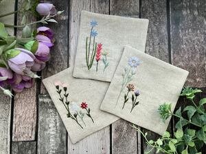 handmade野花の手刺繍 コースター3枚セット(裏布ブルー系)ハンドメイド　コットンリネン　プレゼント　花柄刺しゅう